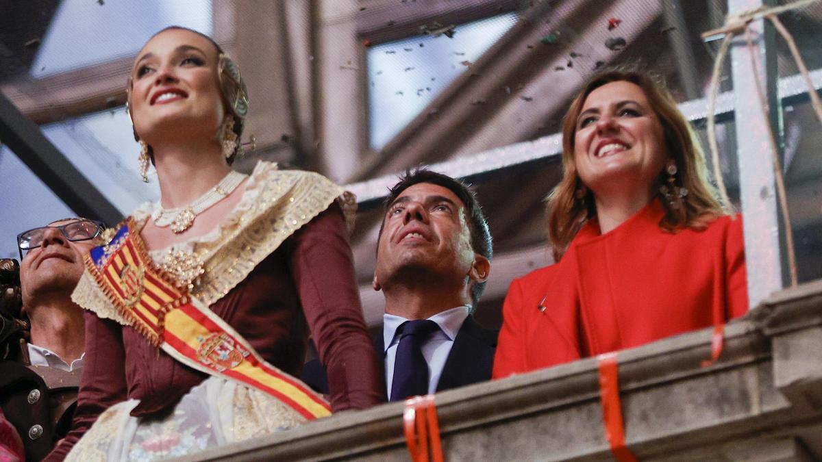 Mazón aparece por sorpresa para presenciar la Cremà de la falla municipal