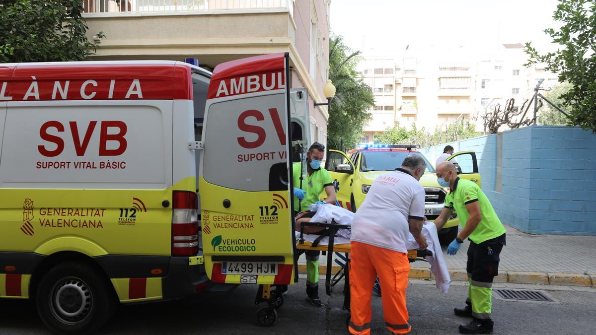 Traslado de una persona en Elche en una ambulancia tras ser tenido que atender de urgencia por personal sanitario.