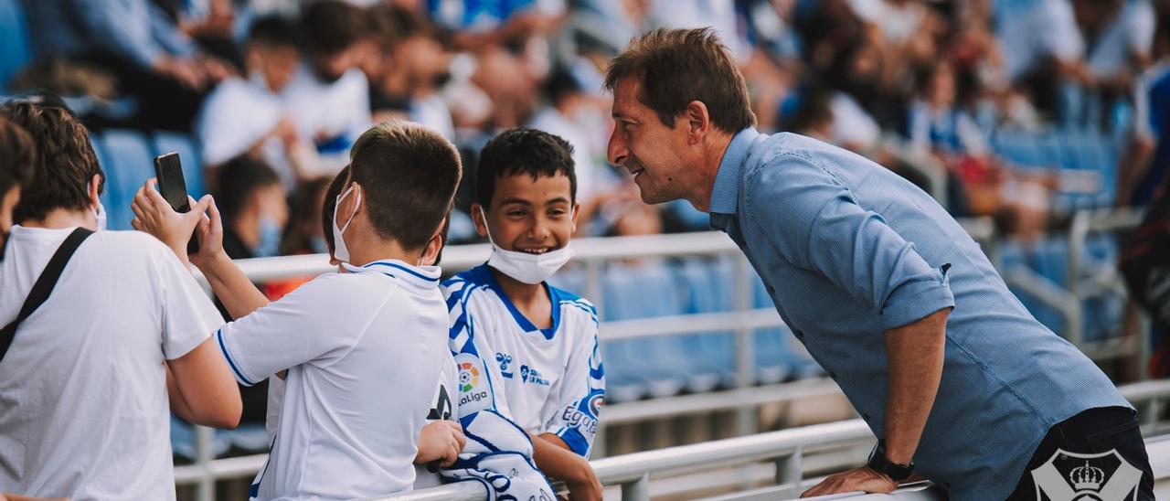 Ramis atiende a un joven aficionado el pasado domingo en el Heliodoro.