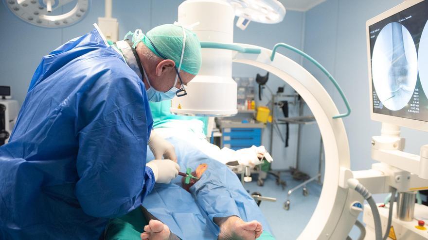 Juaneda Hospitales emplea una novedosa técnica de implantación de células madre en una rodilla con artrosis