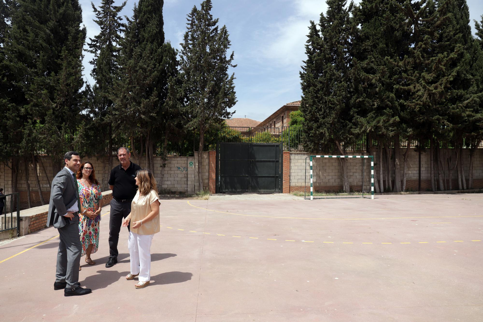 Juanma Moreno, durante la visita a su antiguo colegio, el Giner de los Ríos de Málaga.