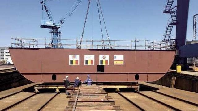 La quilla colocada ayer en Freire Shipyard. // Belspo