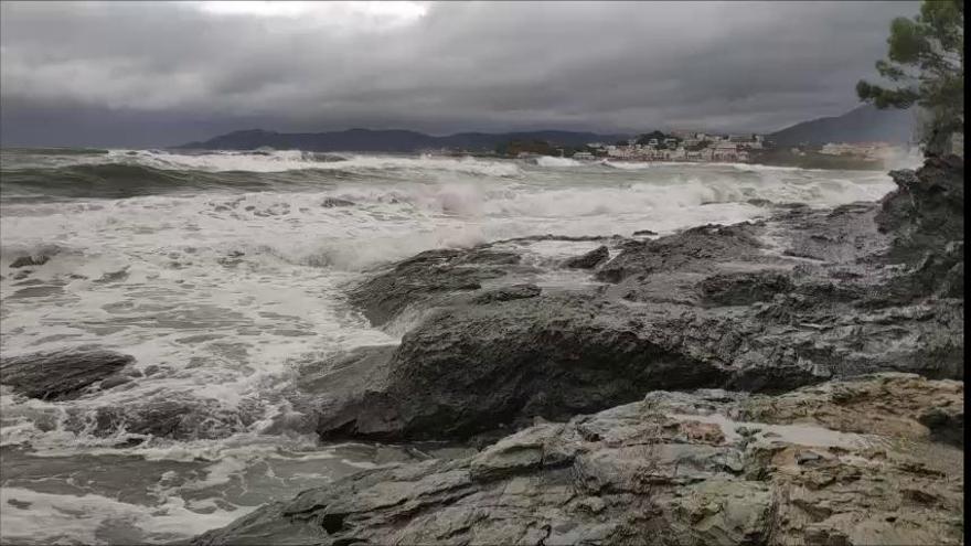 El temporal de mar sacseja la costa empordanesa