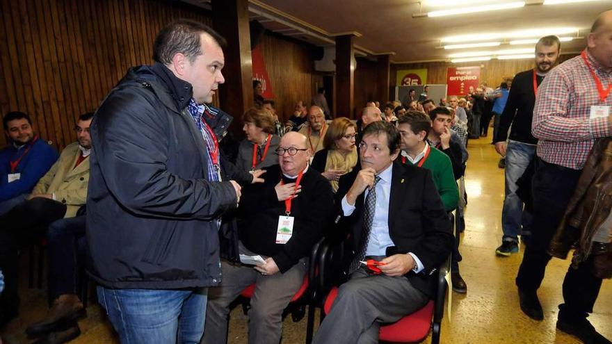 Alperi conversa con Deúsa y Javier Fernández en el último congreso ordinario del SOMA.