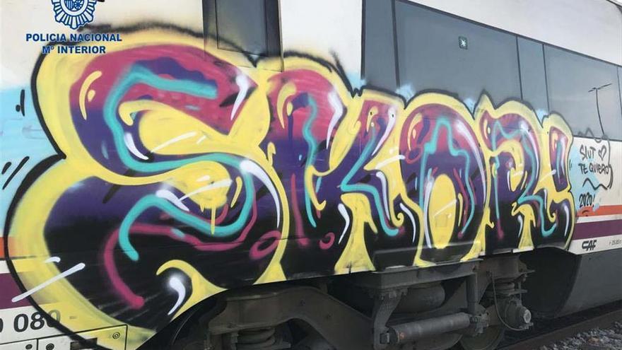 Detenidos dos jóvenes cuando hacían pintadas en unos vagones de un tren