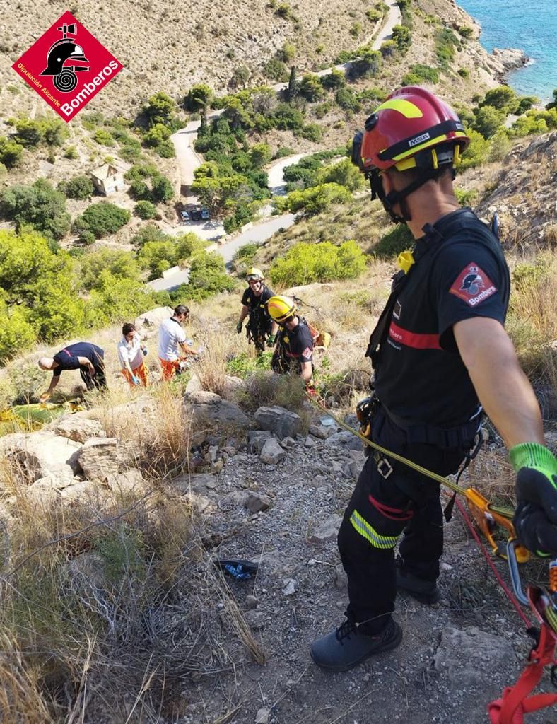 Otra imagen del rescate, donde se observa lo escarpado del terreno por el que se precipitó la mujer con la scooter.