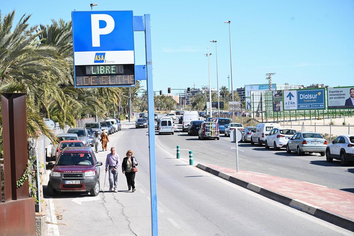 La falta de aparcamiento favorece que haya situaciones peligrosas en el entorno del Hospital General de Elche