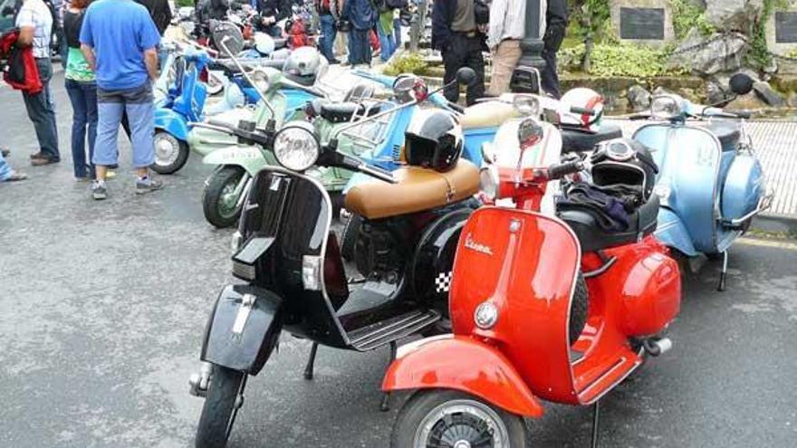 Participantes en una edición anterior de la Subida al Fito en Vespa.