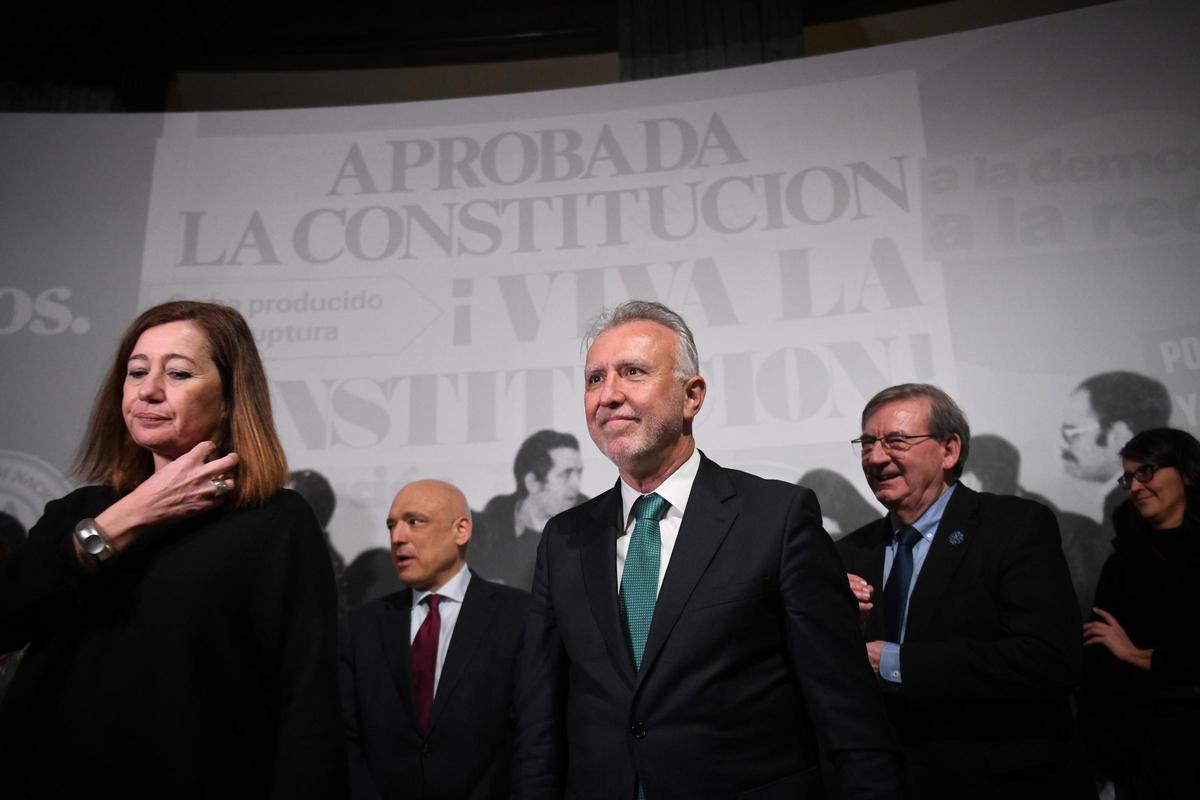 Archivo - El ministro de Política Territorial y Migraciones, Ángel Víctor Torres, y la presidenta del Congreso, Francian Armengol, durante el acto de presentación del catálogo de la exposición ‘El Arte en la Lucha por la Libertad. Celebrando la Constituci