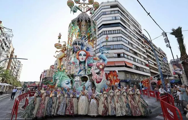 Paseo por las Hogueras de Alicante: visita de la comitiva fallera a Florida Portazgo y Diputación Renfe