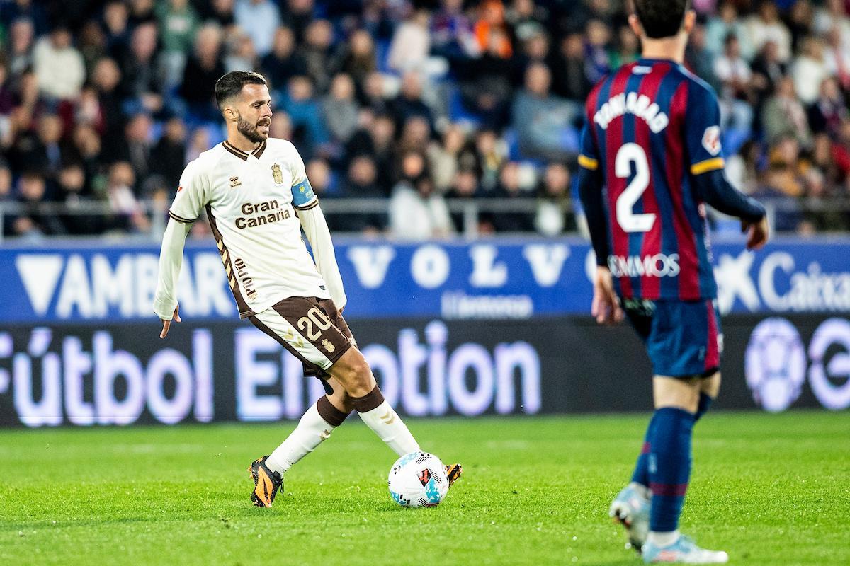 Kirian Rodríguez golpea el esférico ante el Huesca, en su única titularidad.