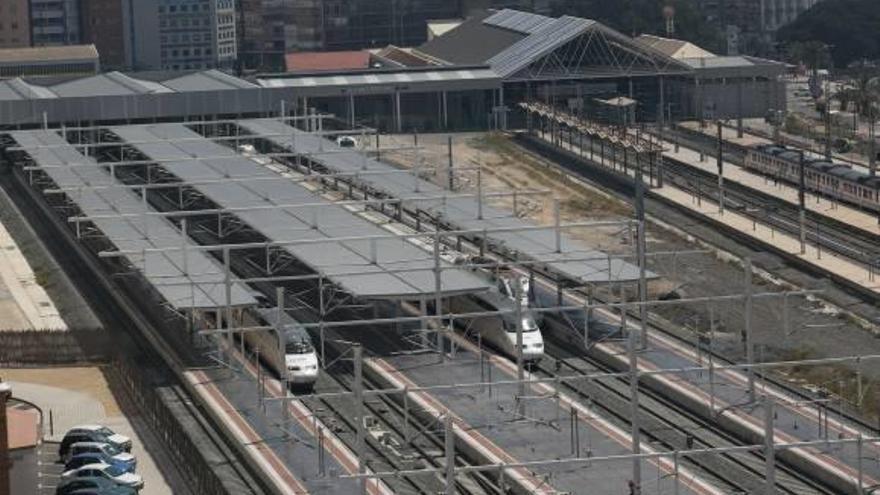 Vista aérea de los andenes de la estación-término y de Alta Velociadad de Alicante.