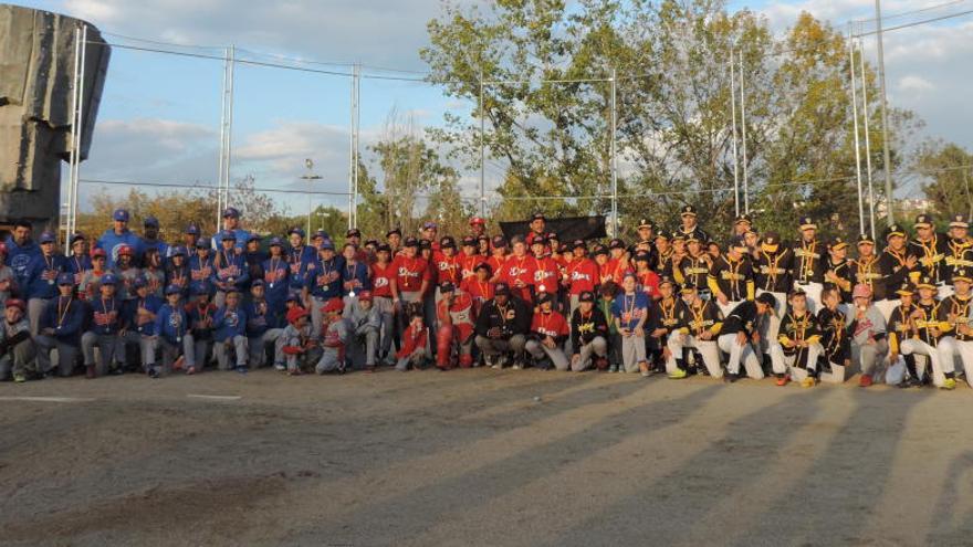 Els equips dels Dracs de Manresa (centre), Viladecans (dreta) i Sant Boi (esquerra) van participar en la categoria sub-12 del Torneig Josep Tragant