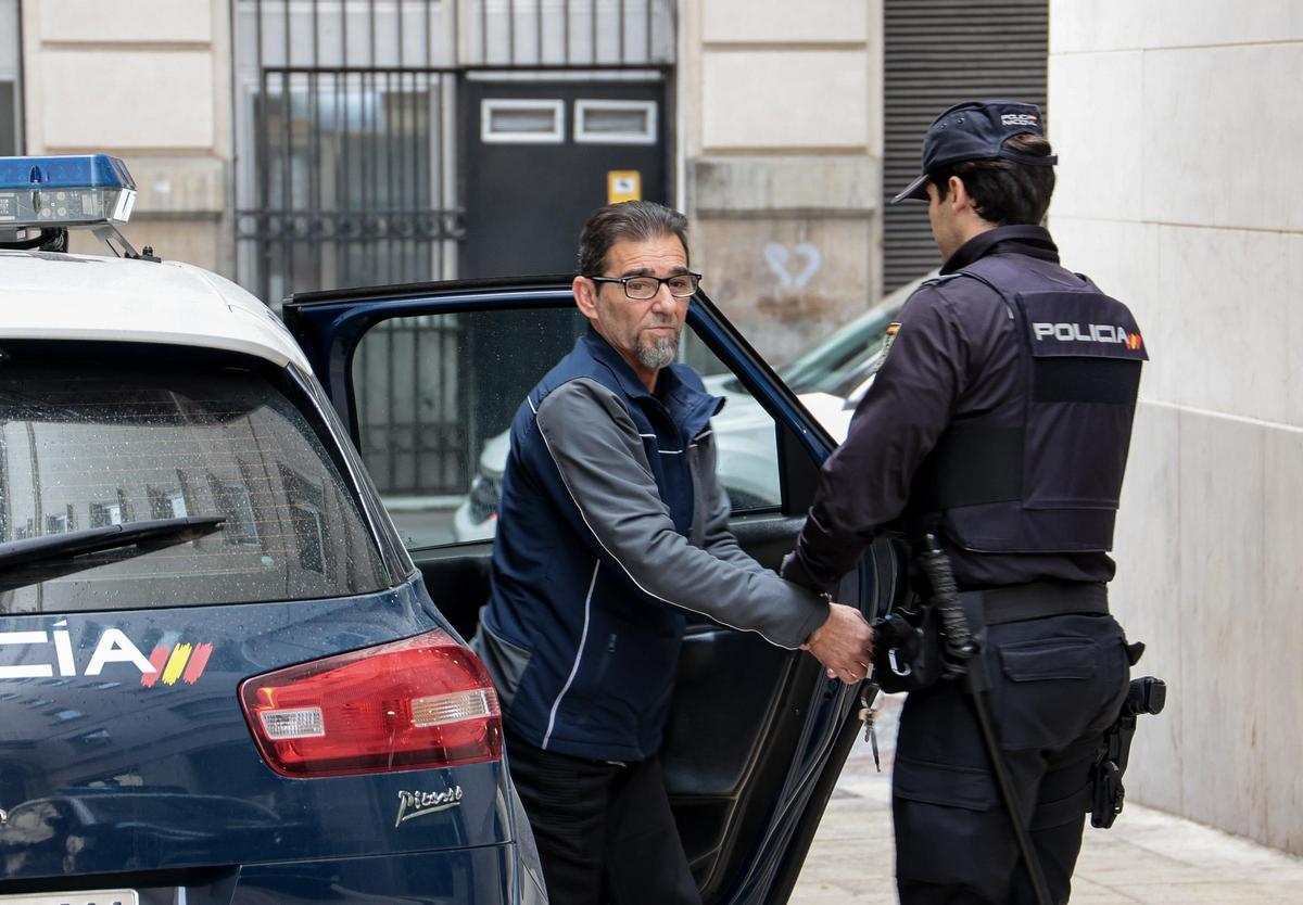 El acusado a su llegada a la Audiencia Provincial este martes para ser juzgado.