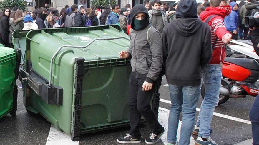 Contenedores tirados en el centro por la protesta. // R. Grobas