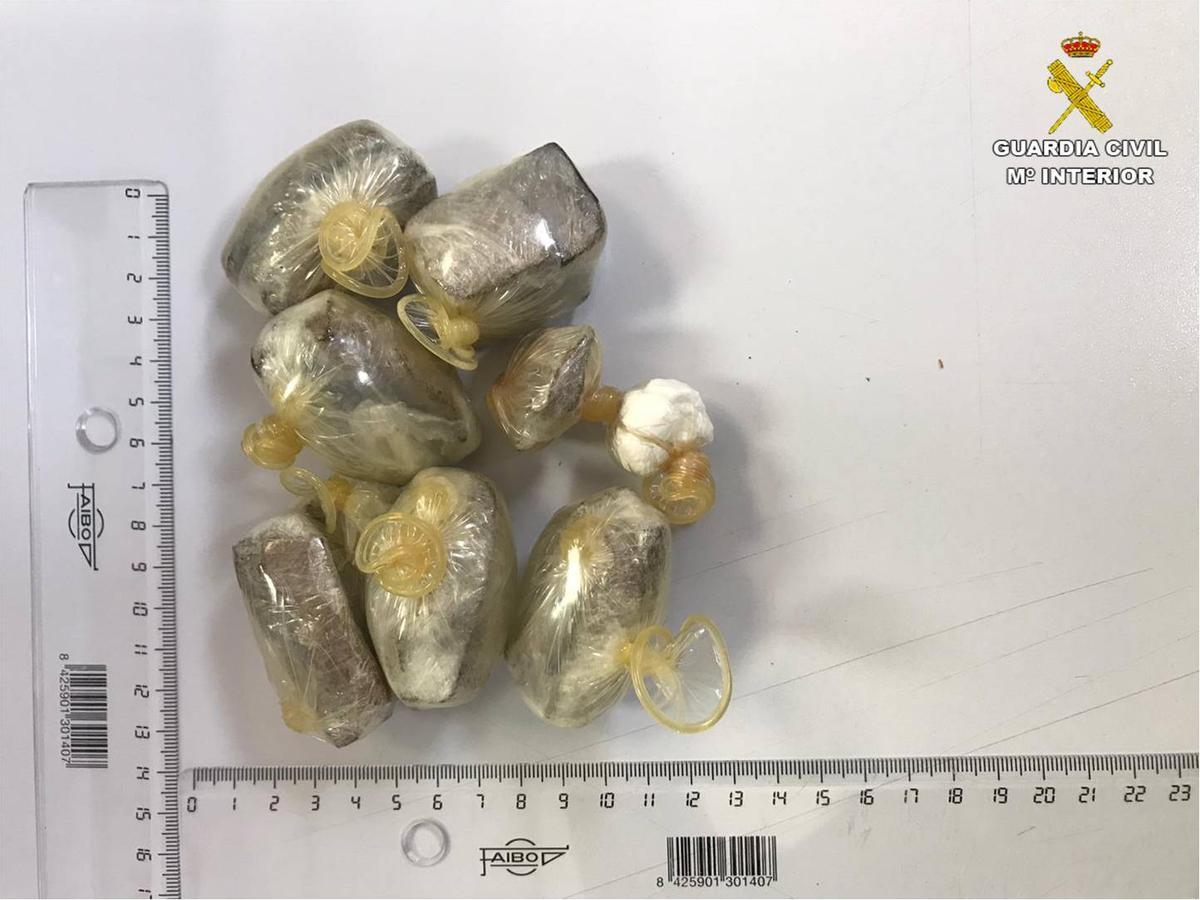 Las bellotas de hachís iban introducidas en preservativos.