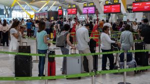 El desorden y la confusión en la T4 han hecho que varios pasajeros hayan perdido sus vuelos a lo largo de la semana.
