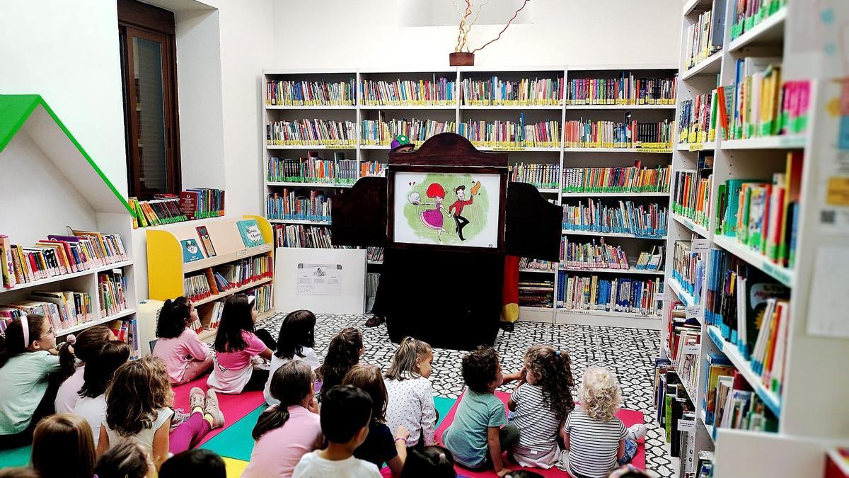 Una actividad celebrada en la biblioteca municipal, recientemente, con los más pequeños.