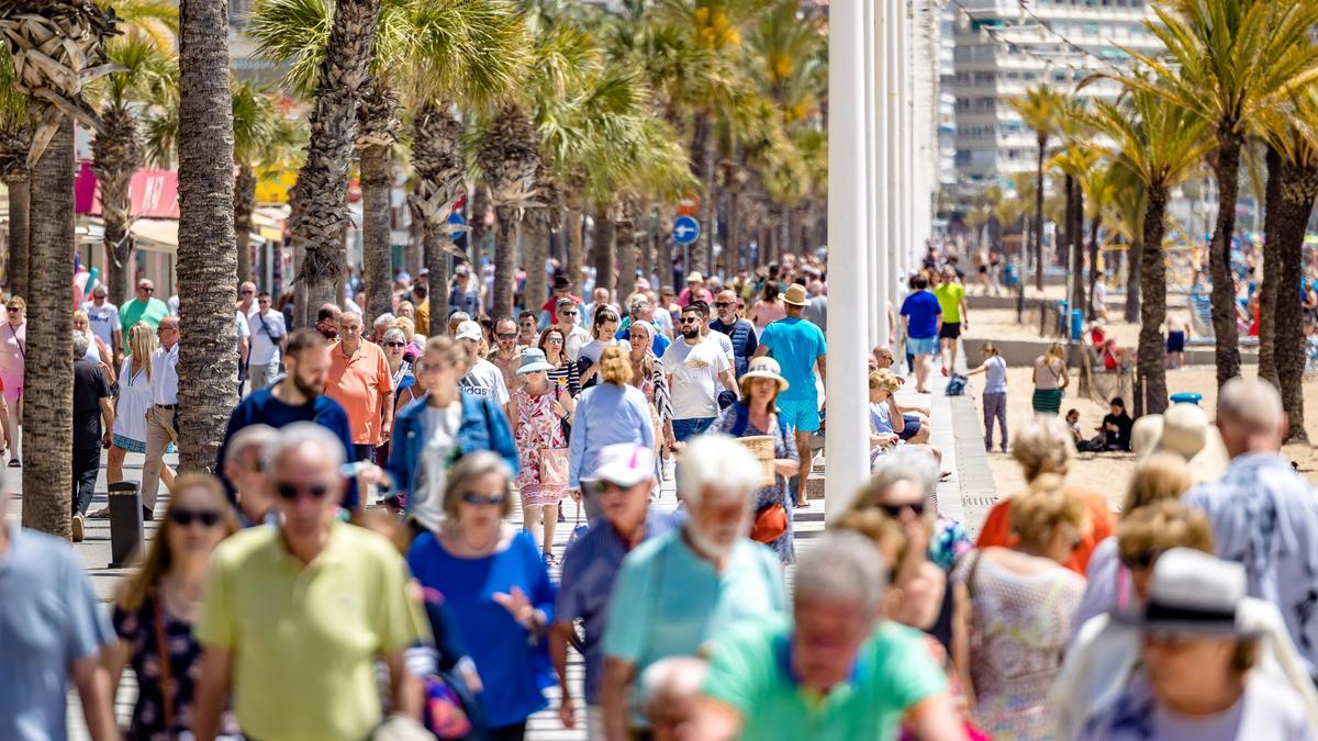 El paseo de Levante de Benidorm lleno de turistas.