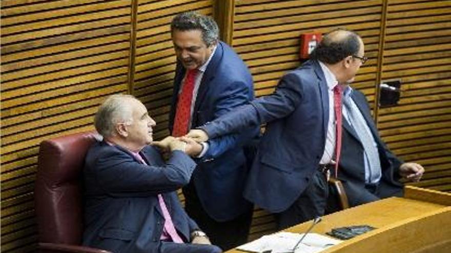 Diputados del PP saludan a Rafael Blasco, ayer, antes de empezar el pleno escoba.