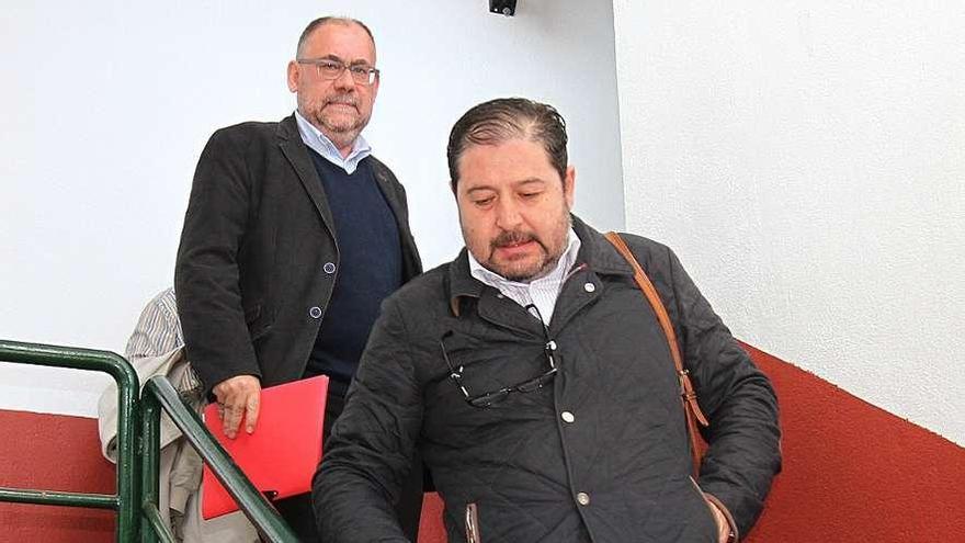 Alejandro Estévez y José Ramón Fernández Morgade bajan por la escalera hacia la sala de prensa. // I.O.