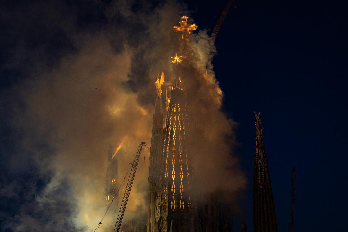 La Sagrada Familia celebra con el Papa la bendición de la Torre de Jesús de Gaudí