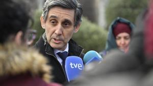 El presidente ejecutivo de Telefónica, José María Álvarez-Pallete, atiende a medios a su llegada al tanatorio del expresidente de Telefónica, César Alierta, a 11 de enero de 2024, en Zaragoza, Aragón (España).