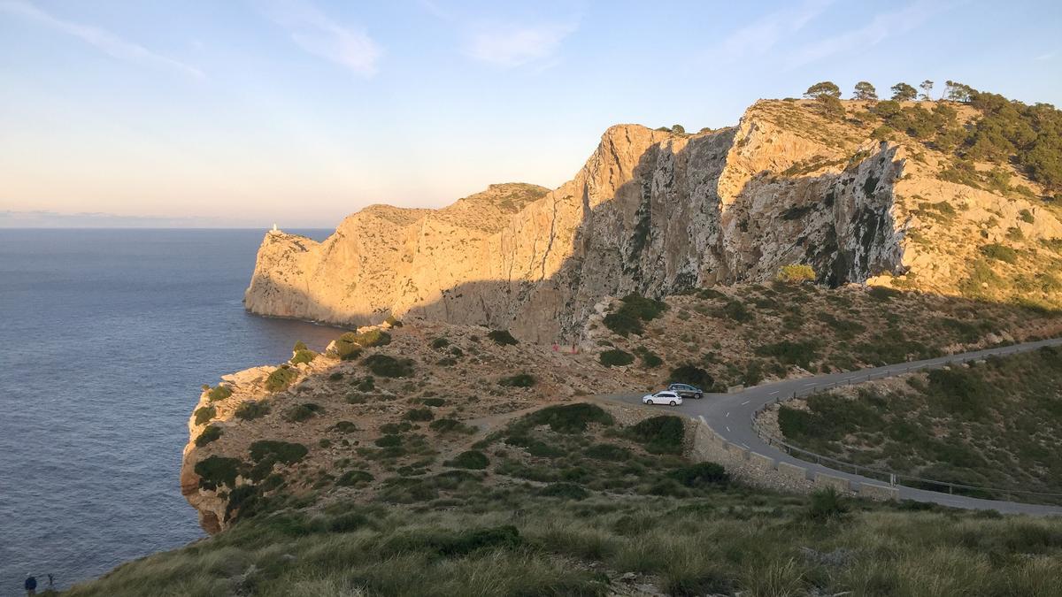 Von Port d‘Andratx bis zum Cap de Formentor schlängelt sich die malerische Küstenstraße MA-10 entlang der mallorquinischen Westküste.