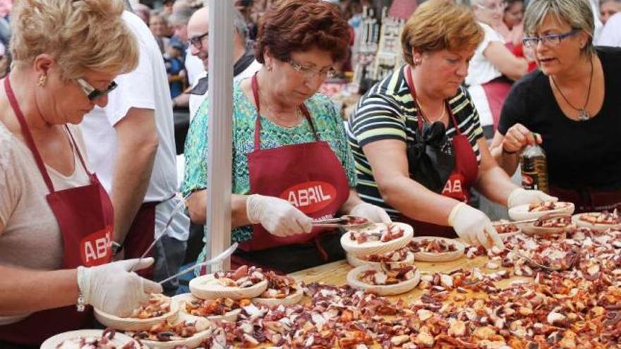 Pulpeiras de O Carballiño, preparando una tapa gigante de pulpo.  // Iñaki Osorio