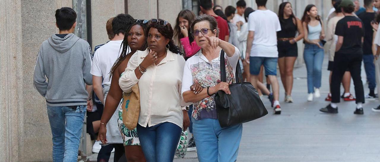 Gente paseando en la calle Príncipe, en Vigo