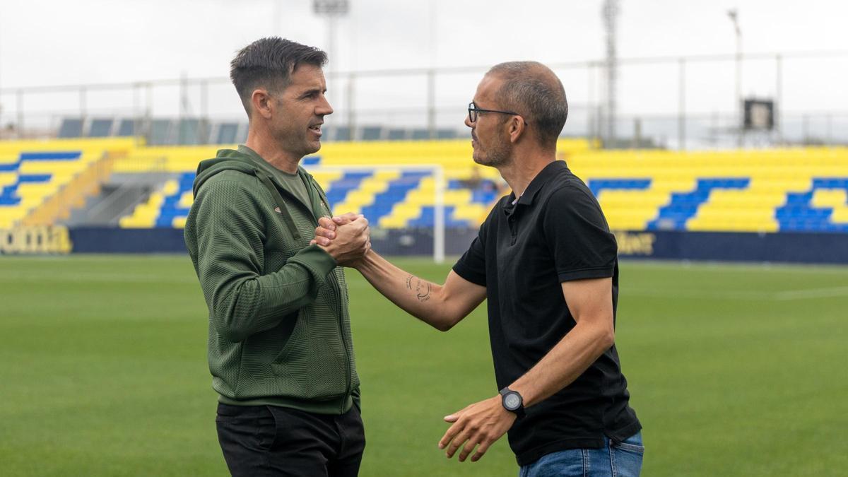 Beto Company y David Albelda, entrenador del Villarreal B, se saludan antes del partido.