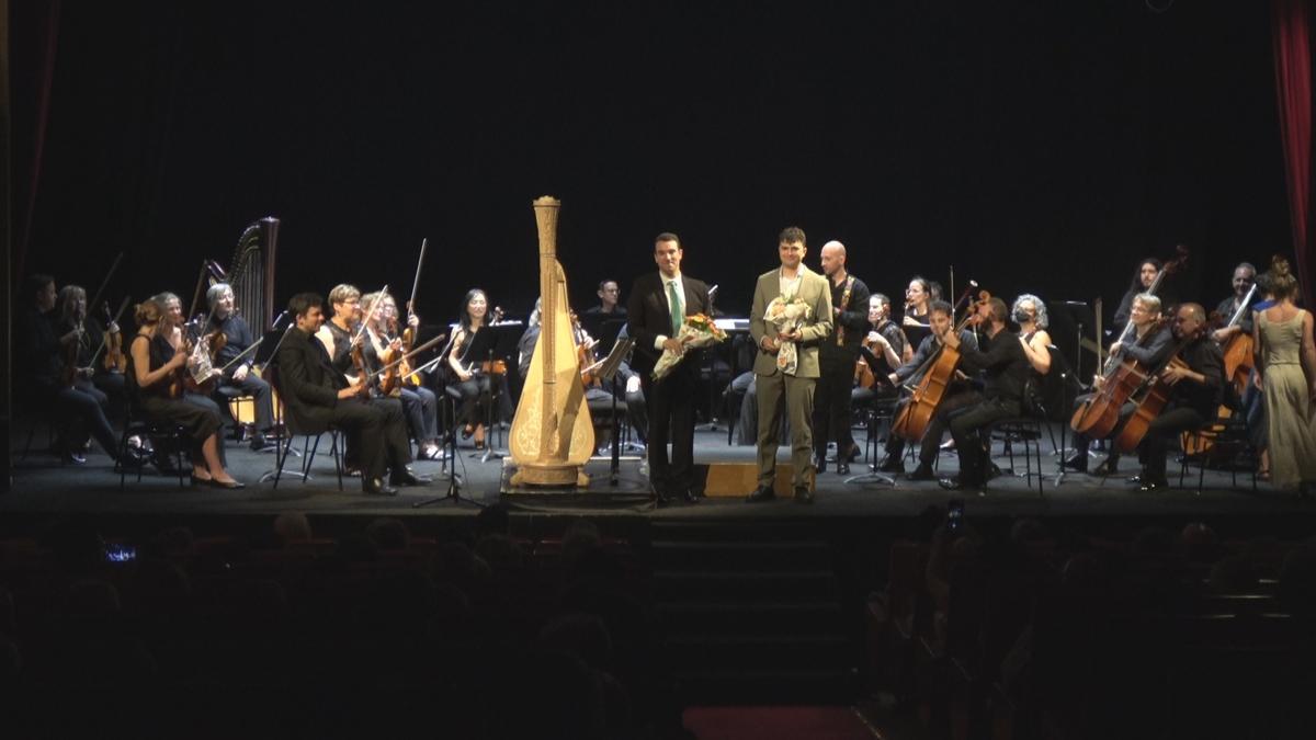 José Antonio Domené, esquerda, e Teo Montero Rey; detrás, César Ramos, ao fronte da Real Filharmonía de Galicia.