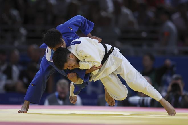 El judoca español David García Tomé (blanco) se enfrenta al kazajo Gusman Kyrgyzbayev durante su combate eliminatorio de judo masculino en la categoría de -66 kilos de los Juegos Olímpicos de París 2024 este domingo en París. 