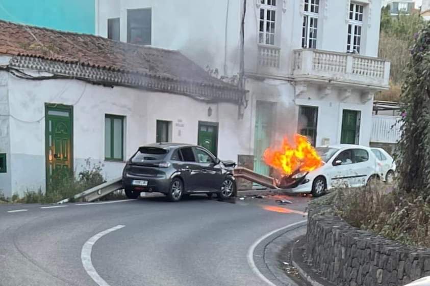 Dos coches chocan y uno se prende fuego en Santa Brígida