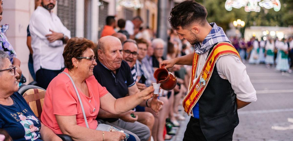 Las peñas de la Fiesta de la Vendimia recorren las calles de la ciudad repartiendo vino y dulces típicos durante la Cabalgata Tradicional. ayuntamiento de jumilla