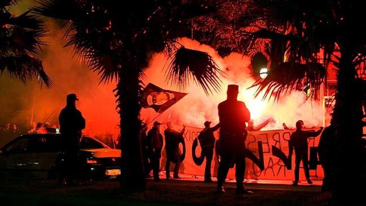 Concentración de los Boixos Nois en los alrededores del Camp Nou en 2004.