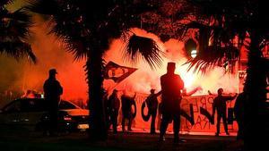 Tensión. Concentración de los Boixos Nois en los alrededores del Camp Nou. 20 de noviembre del 2004.