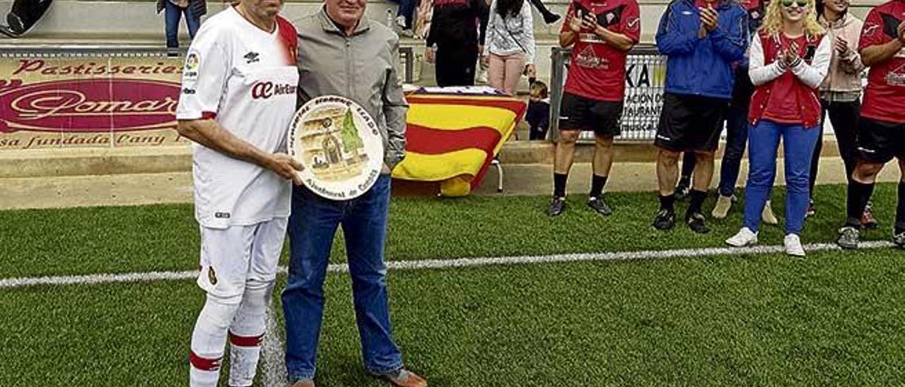 Los veteranos del Campos rindieron ayer un homenaje a Llorenç Lladó en Campos.