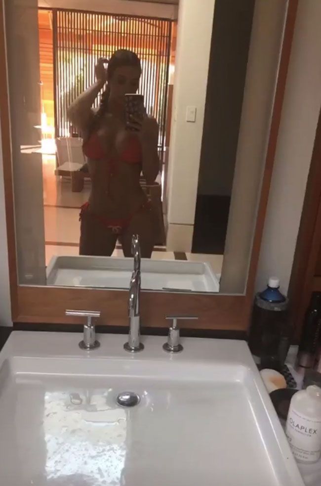 Kim Kardashian en bikini frente al espejo