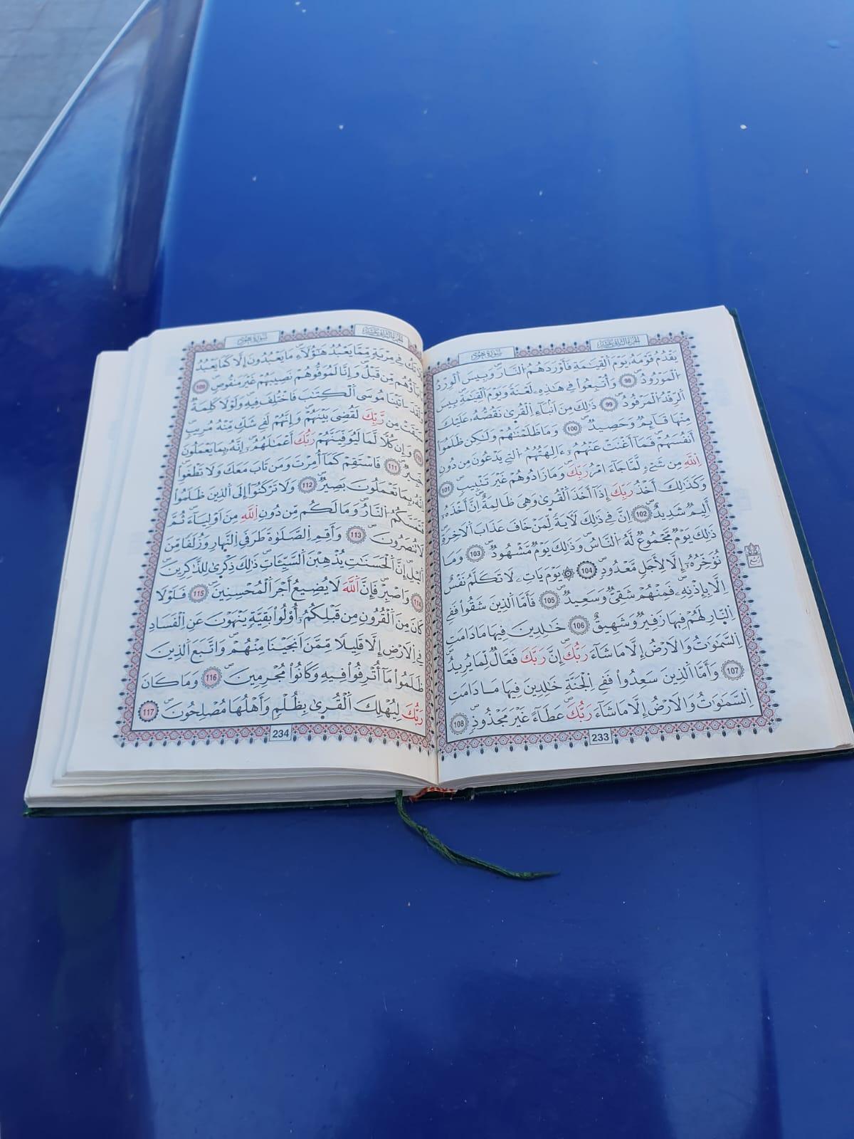 Ejemplar del Corán que ha aparecido junto a la bandera