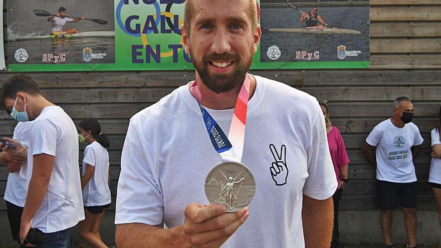 El subcampeón olímpico muestra su medalla de plata. |   // C. PARDELLAS