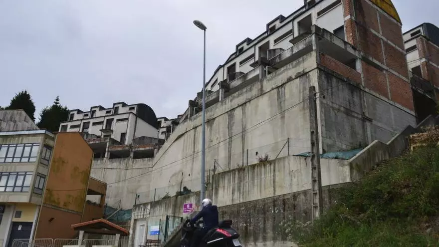 Compradores reclaman en el juzgado los chalés de A Regueira