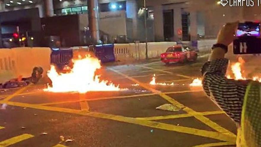 Els manifestants van llençar còctels Molotov.