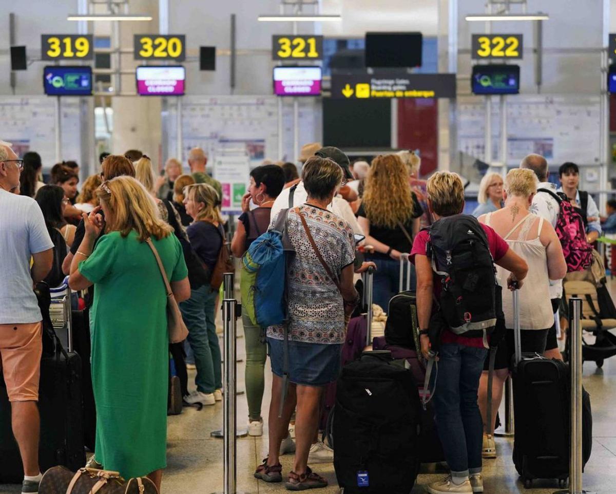 Viajeros en la terminal aeroportuaria de Málaga-Costa del Sol