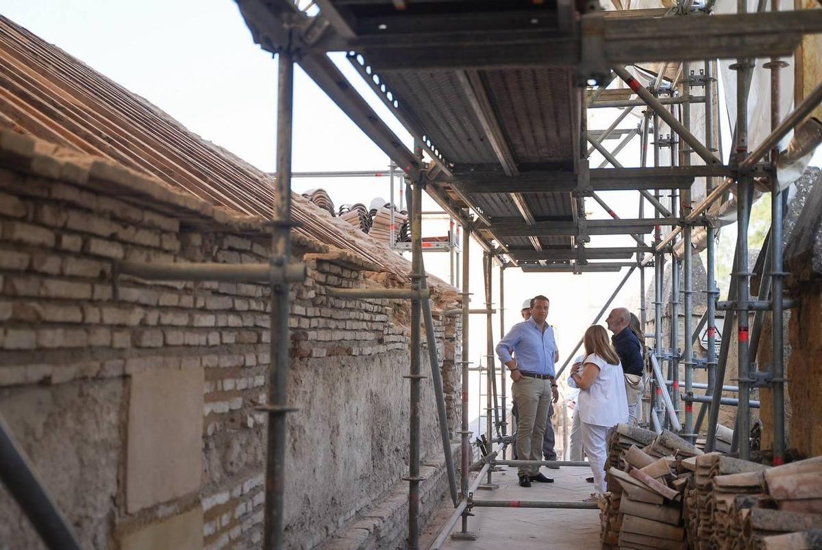 El alcalde visita las obras del Alcázar.