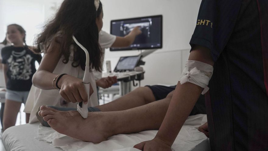 Prop de 400 escolars aprenen a curar a la Clínica Universitària