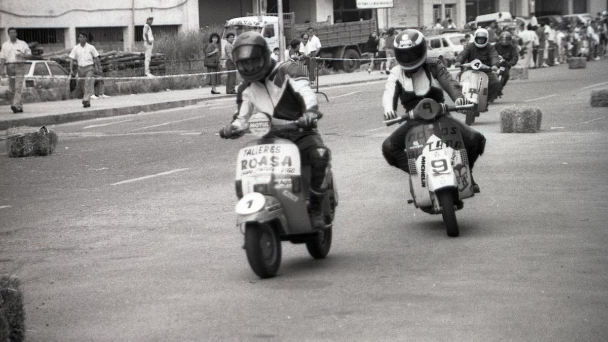 A todo gas con Vespas. En Ourense en 1989, los aficionados a las motos y, en concreto, a las Vespas disfrutaban de una competición de carrera de esta marca de motocicletas, celebrada en un improvisado circuito urbano en las inmediaciones del Pabellón de Deportes de Os Remedios, en pleno centro de la ciudad de As Burgas.