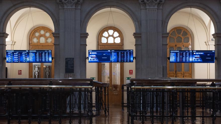 Varios paneles del Ibex 35, en el Palacio de la Bolsa, en Madrid (España).