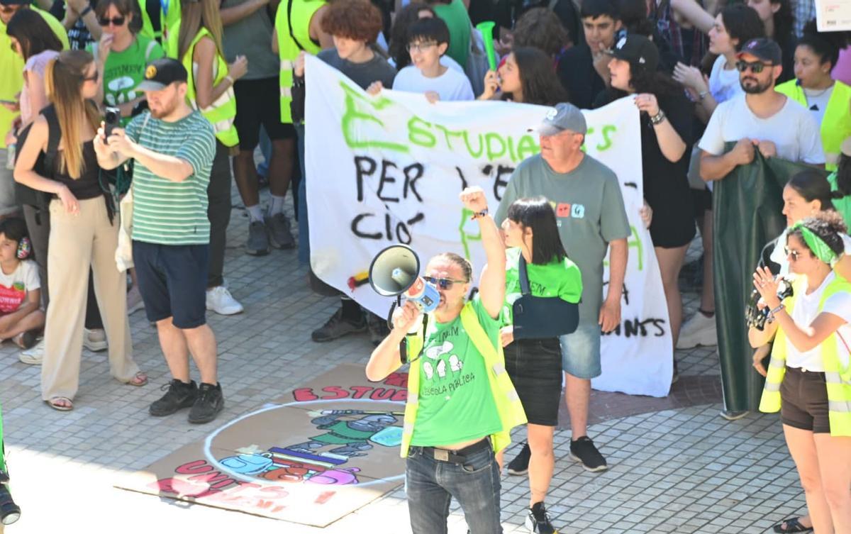 Los profesores se manifiestan en la Plaça de Baix de Elche por la educación pública