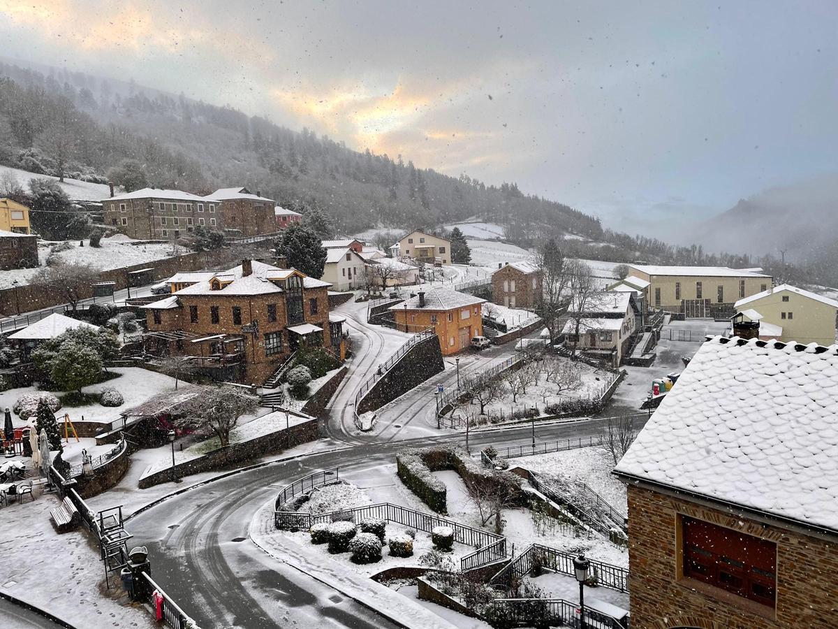 Santa Eulalia de Oscos, con nieve.